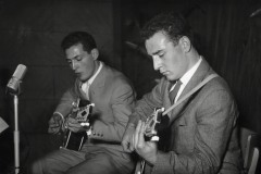 chitarristi-suonano-insieme-1957
